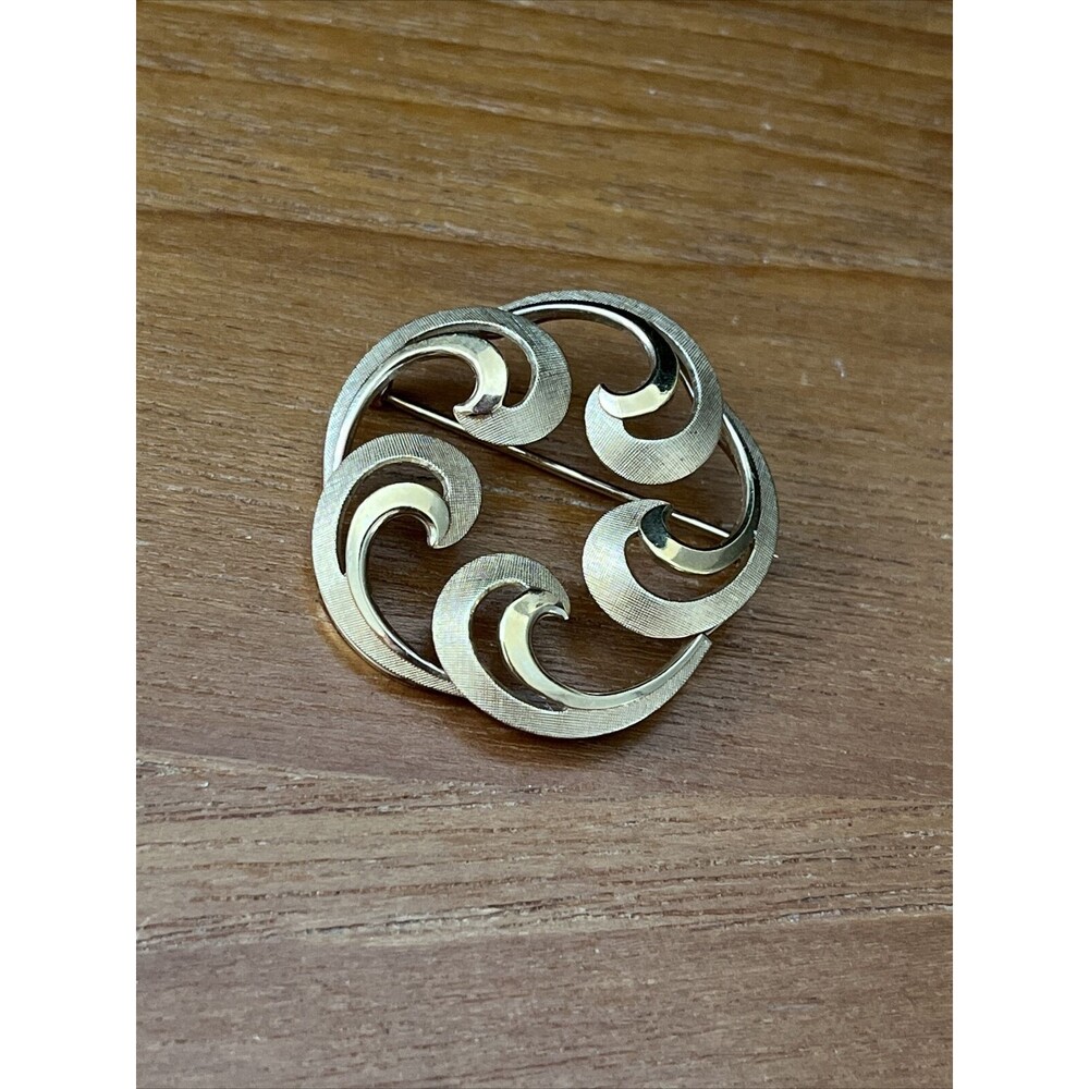 VINTAGE RARE VAN DELL 12K GOLD FILLED ROUND SCROLL DESIGN PIN BROOCH